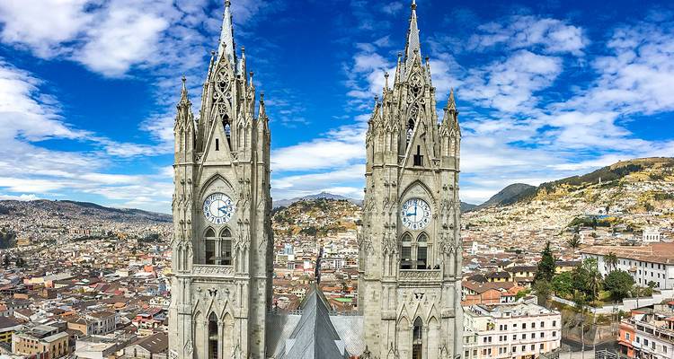 Zwillingstürme einer majestätischen Kathedrale mit Blick über eine Stadt.