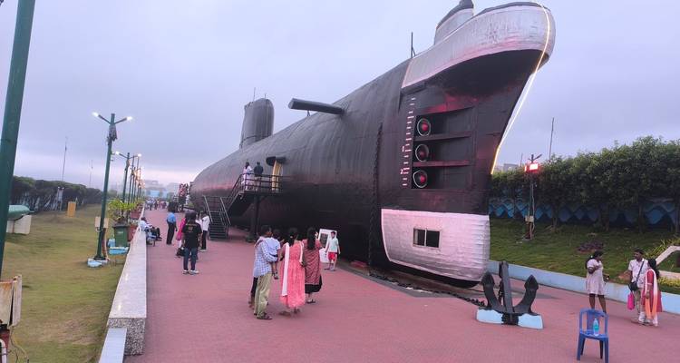 Musée maritime en plein air présentant un sous-marin noir désaffecté avec des visiteurs sur une passerelle