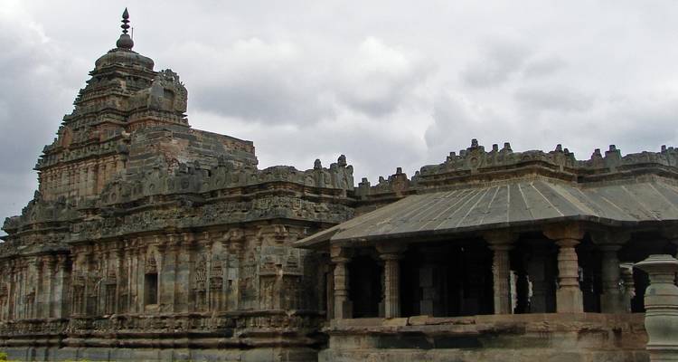 Temple ancien avec des sculptures en pierre détaillées.