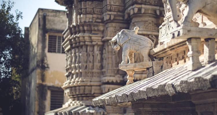 Steingebäude mit Elefantenskulpturen im Vordergrund.