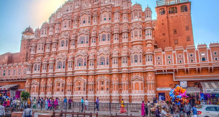 Gevel van Hawa Mahal in Jaipur met drukte van mensen op de voorgrond.