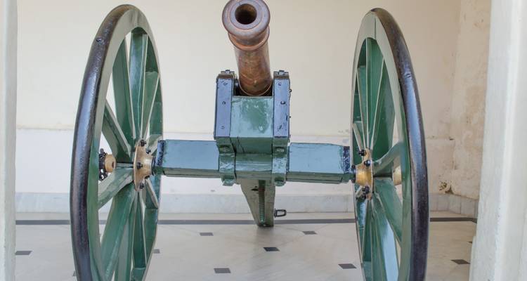 Een historisch kanon tentoongesteld in een museum of fort.