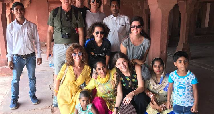 Groep toeristen die poseren in een historische locatie.