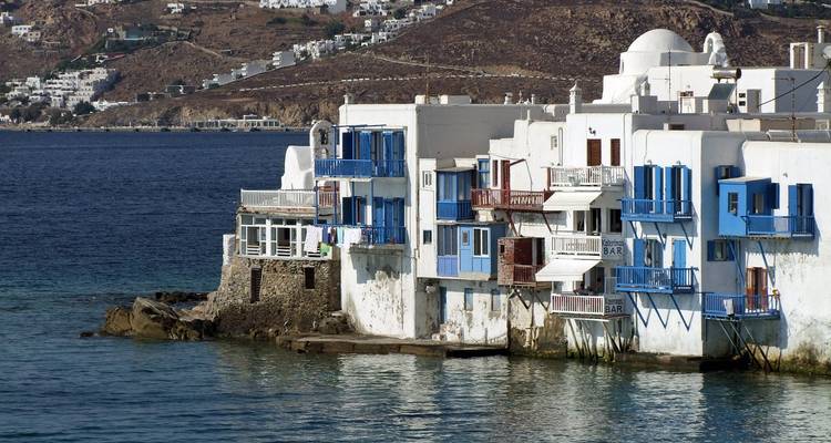 Edificios con acentos azules en el paseo marítimo de Mykonos.