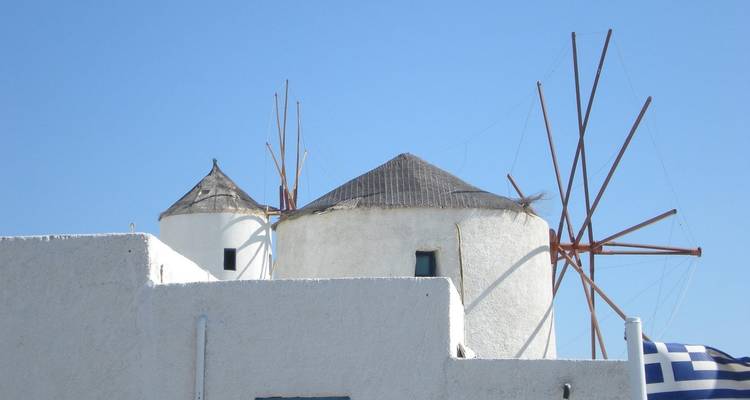 Molinos de viento tradicionales con cielo azul.