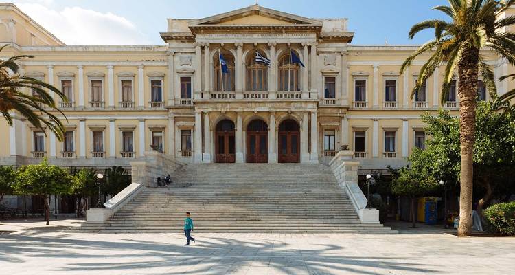 Circuit de 5 jours à Syros et Santorin, un mélange d'architecture cycladique et vénitienne - Private Tours Greece 4