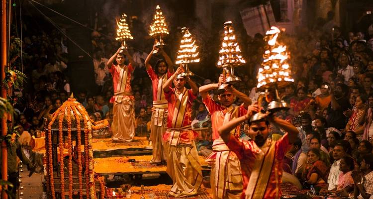 Cérémonie rituelle du soir avec des lampes décorées le long d'une berge.