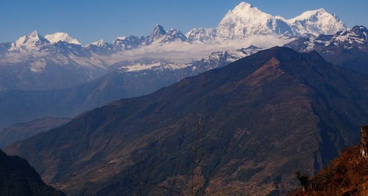 Bergketen met prominente toppen onder een heldere hemel.