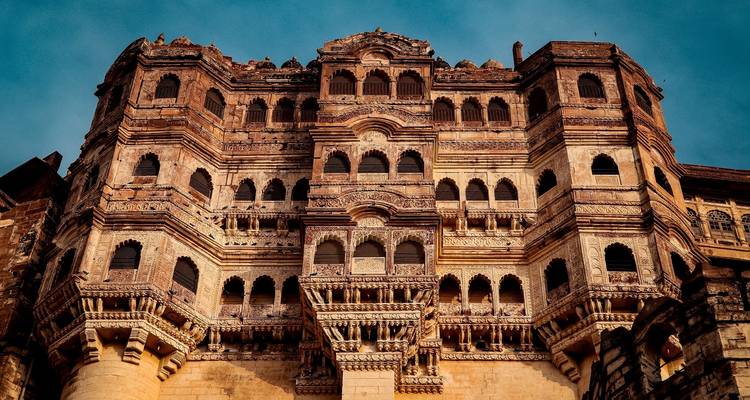 Fort de Mehrangarh sous un ciel crépusculaire.