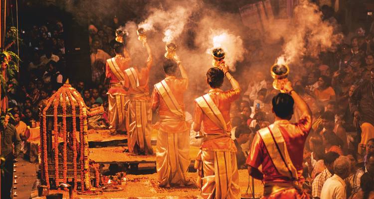 Traditionele Ganga Aarti ceremonie met uitvoerders.