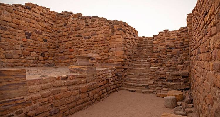 Steinmauern, die einen kleinen Innenhof mit Stufen bilden.