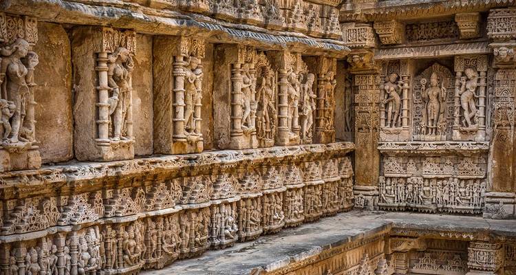 Detailliert geschnitzte Steinwände eines antiken Tempels.