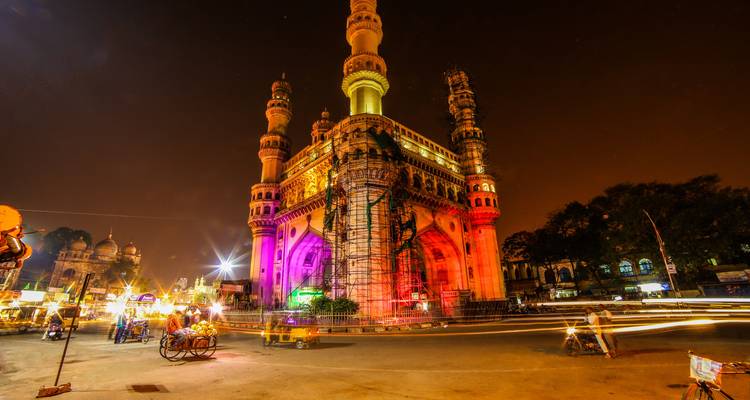 Charminar iluminado por la noche en Hyderabad, India con estelas de luz.