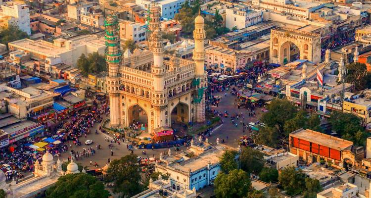 Vista aérea de la bulliciosa zona alrededor de Charminar en Hyderabad, India.