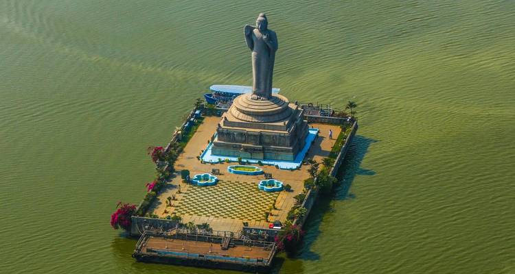 Estatua en una isla en el medio de un lago en Hyderabad, India.
