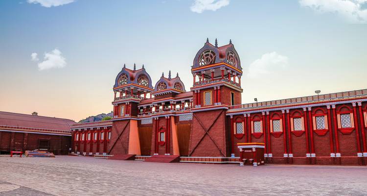 Edificio patrimonial con torres contra un cielo azul.