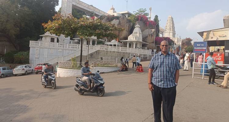 Turistas frente a un complejo de templos con motocicletas pasando.