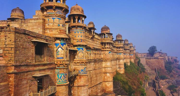 Fort de Gwalior avec une architecture détaillée et un ciel bleu.