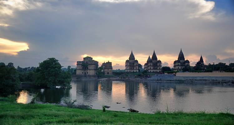 Temples d'Orchha silhouettés contre le ciel du soir.