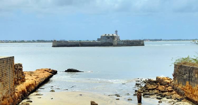 Kustfort met brekende golven in Diu, India.