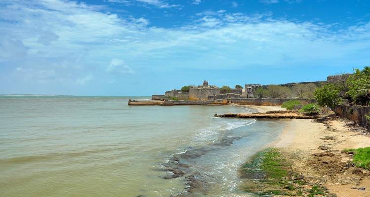 Küstenfestung, die ins Meer hineinragt, mit Sandstränden.