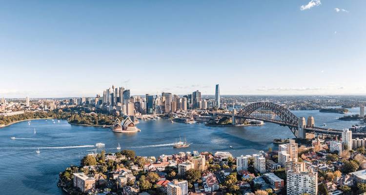 Horizon de Sydney avec l'Opéra et le Harbour Bridge par une journée ensoleillée.