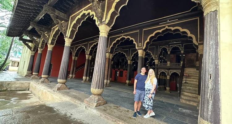 Paar steht unter historischen Bögen.