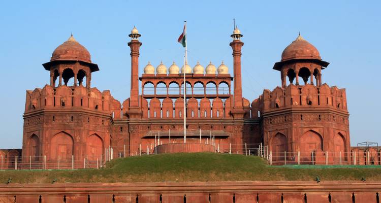 Rode Fort in New Delhi met Indiase vlag zichtbaar.