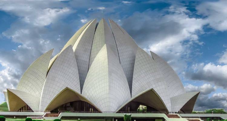Lotus Tempel met een dramatische hemel in Delhi.