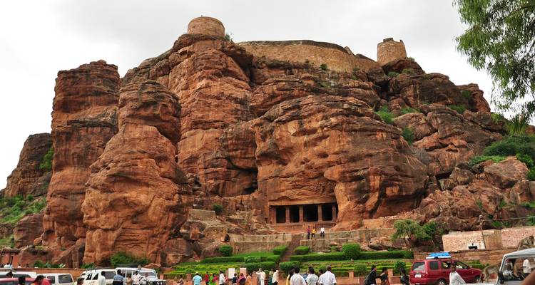 Historische locatie met oude rotsformaties en toeristen.