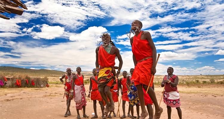 Traditionele Maasai mensen die dansen in kleurrijke kleding.