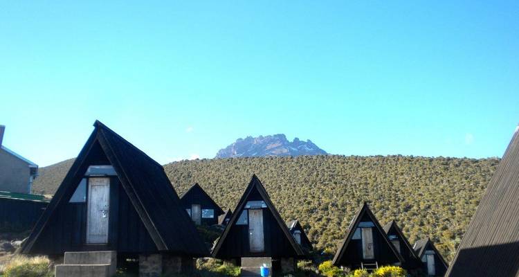 Cabañas de estructura en A con paisaje montañoso.