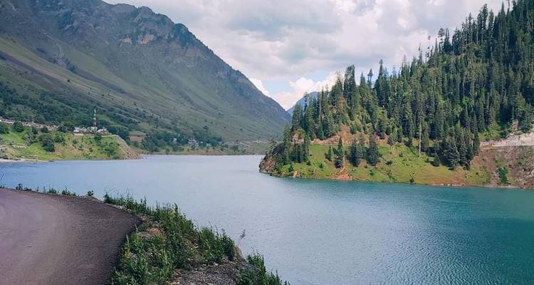 Un lac pittoresque entouré de montagnes et de forêts.