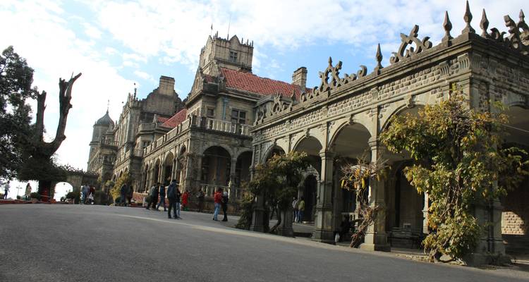 Bâtiment historique avec des arches et des touristes.