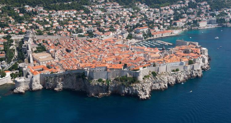 Luftaufnahme der Altstadt von Dubrovnik, umgeben von Mauern.