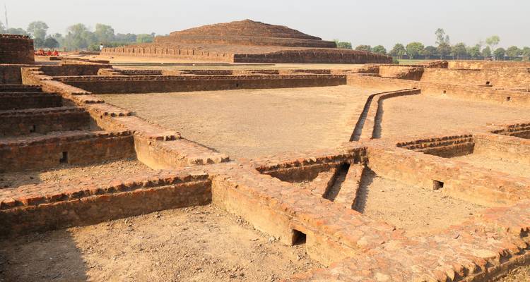 Ruinas antiguas de ladrillo con una estructura en forma de pirámide.