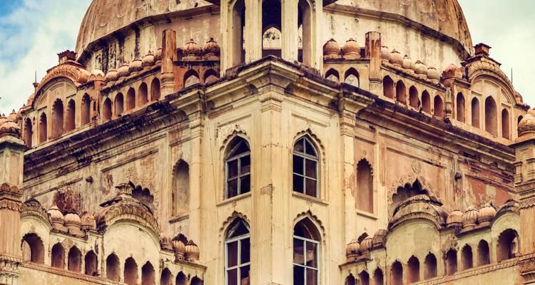 Primer plano de estructura arquitectónica abovedada ornamentada.