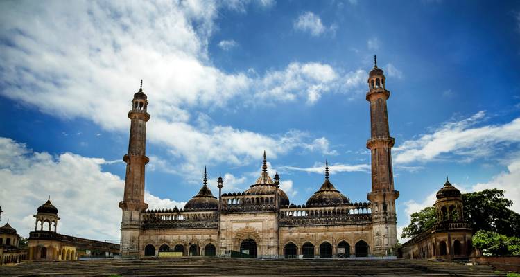 Mezquita histórica con altos minaretes contra un cielo azul.