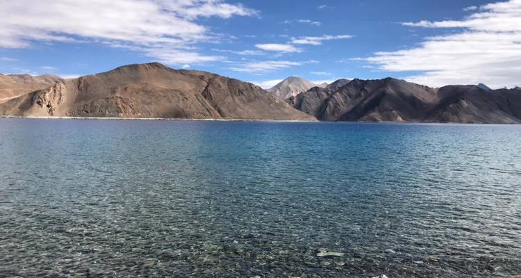 Ruhiger See mit Bergkulisse