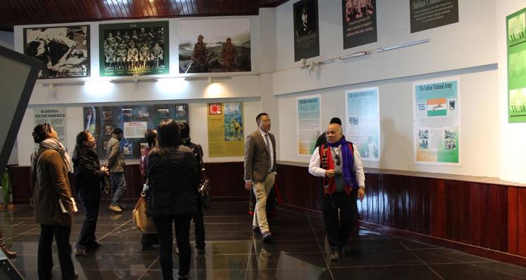 Bezoekers die een tentoonstelling in een museum verkennen.