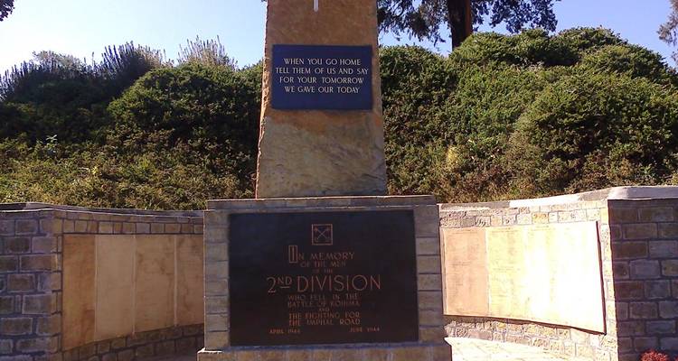 Monument gedenkteken met gegraveerde tekst en plaquettes.