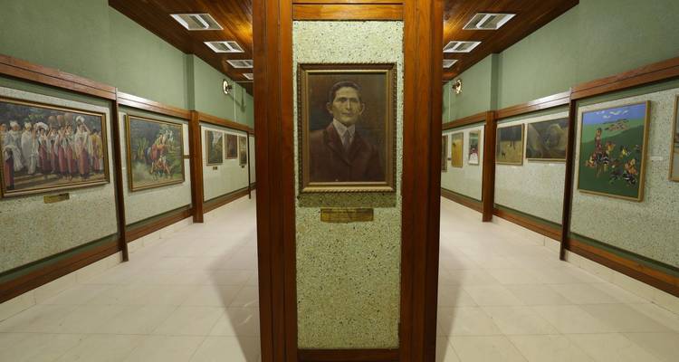 Interieur van een kunstgalerij met verschillende schilderijen tentoongesteld.