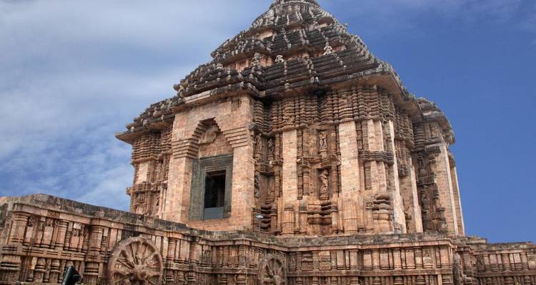 Le Temple du Soleil à Konark, présentant des sculptures anciennes complexes sous un ciel bleu.