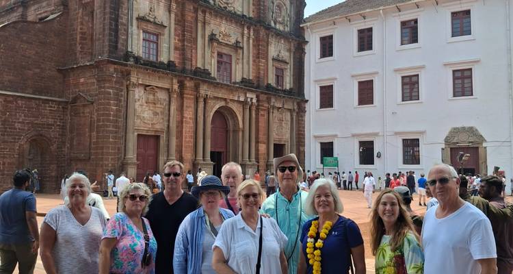 Gruppe von Touristen vor einer historischen Kirche.