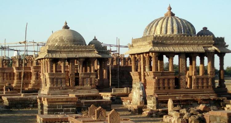 Antike Mausoleumstrukturen mit Kuppeln in einer wüstenähnlichen Umgebung.