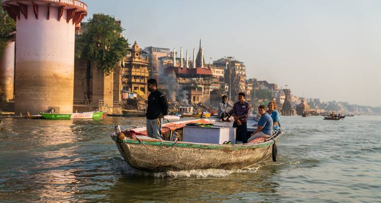 Menschen in einem Boot auf dem Ganges, Varanasi.