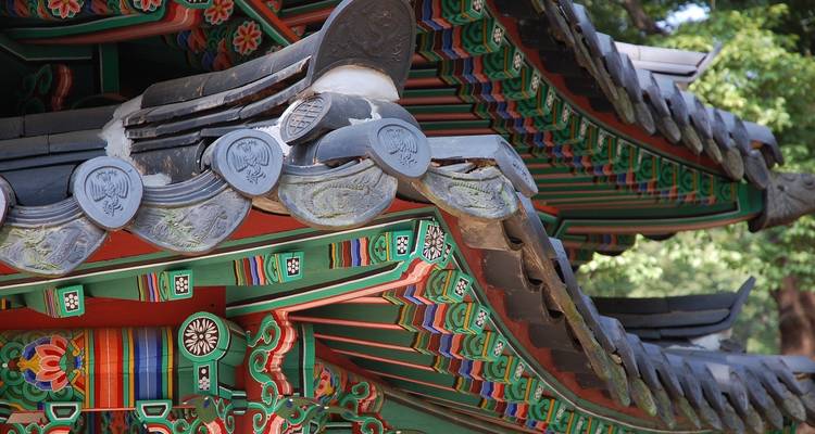 Nahaufnahme von verzierter traditioneller koreanischer Dacharchitektur.