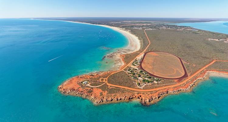 Luftaufnahme der Küstenlinie mit blauem Ozean und sandigen Stränden.