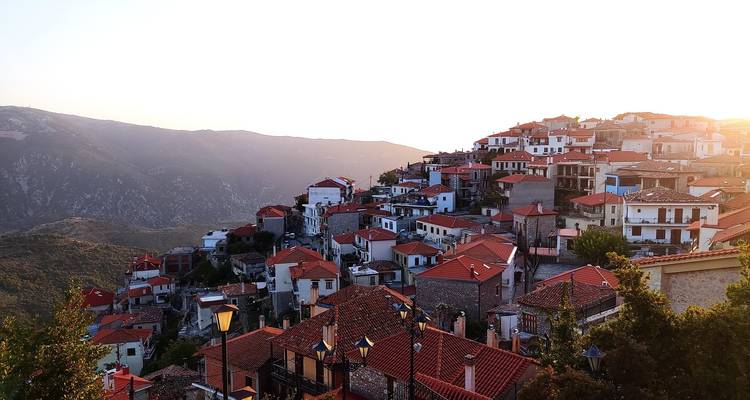 Schilderachtig heuvelstadje met roodgedekte huizen.