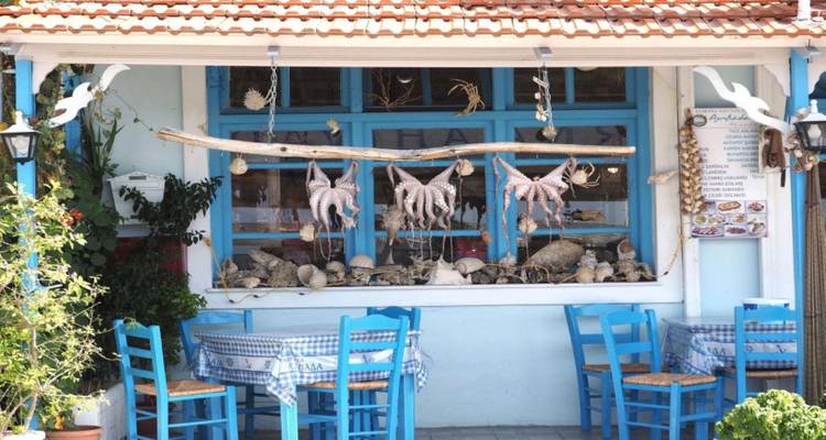 Straßencafé mit getrocknetem Meeresfrüchten als Dekoration aufgehängt.